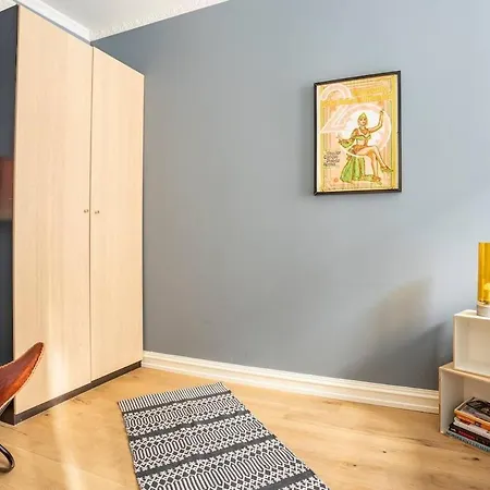 Spacious Flat In Trendy Area Apartment