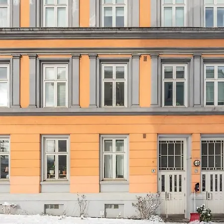 Spacious Flat In Trendy Area *