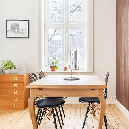 Spacious Flat In Trendy Area Apartment